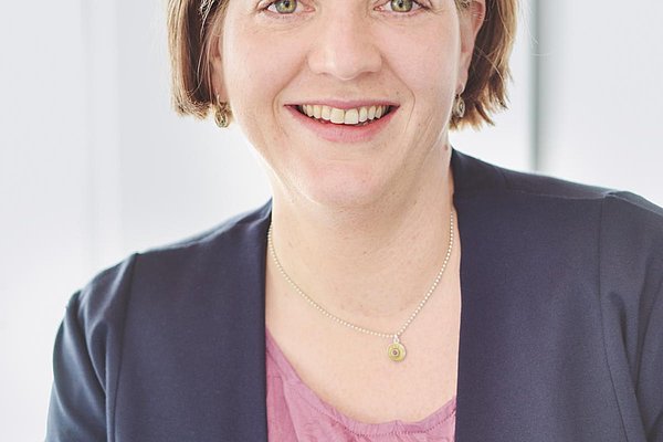 Dr. Merle Klepik l&auml;chelt im Portr&auml;t in die Kamera. 