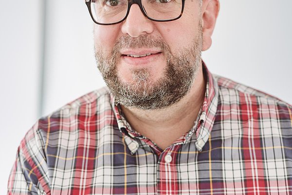 Jan Sauer l&auml;chelt im Portr&auml;t in die Kamera. 