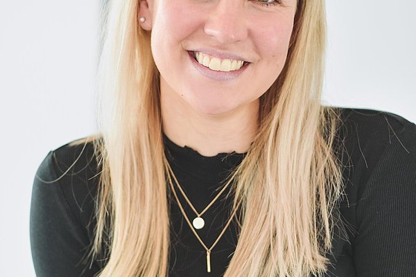 Laura Baumgart l&auml;chelt im Portr&auml;t in die Kamera.