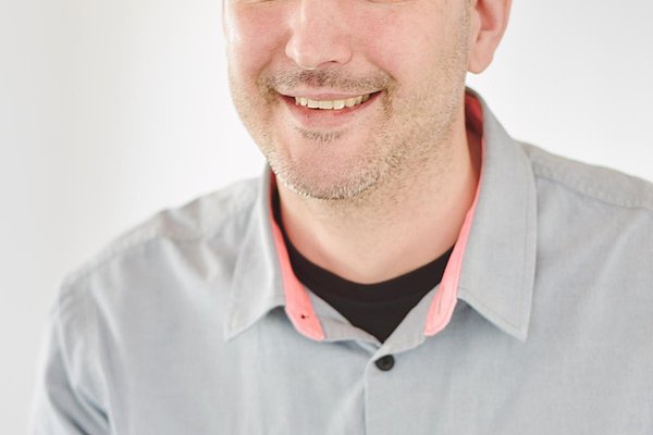 Dominik Dechant l&auml;chelt im Portr&auml;t in die Kamera.