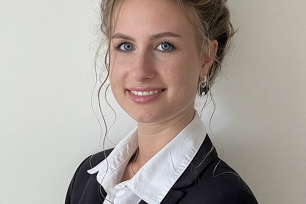 Laura Simon, Recruiterin, l&auml;chelt in die Kamera.